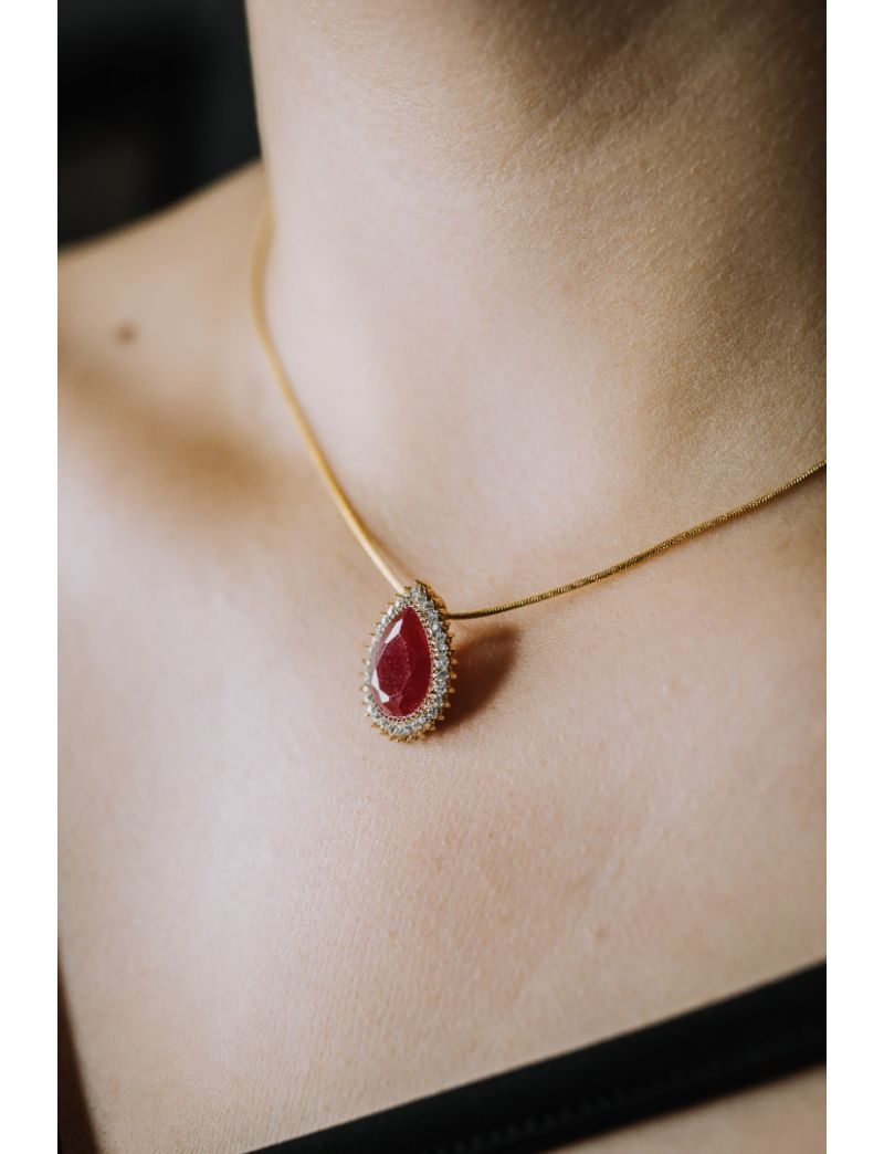 Colar em Aço com pedra vermelha