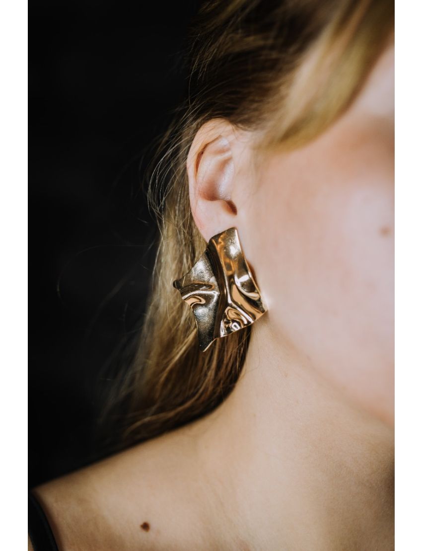 Brincos em aço com design ondulado