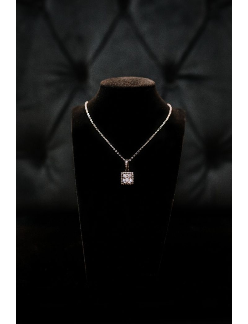 Colar em aço com brilho